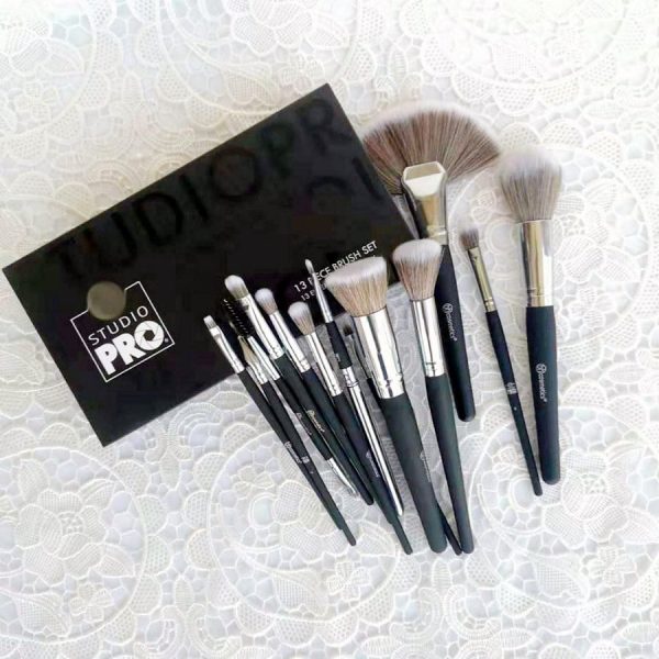 B.H Cosmetics Studio Pro Brush Set OF 13 Beautiful Essential Makeup Brushes.